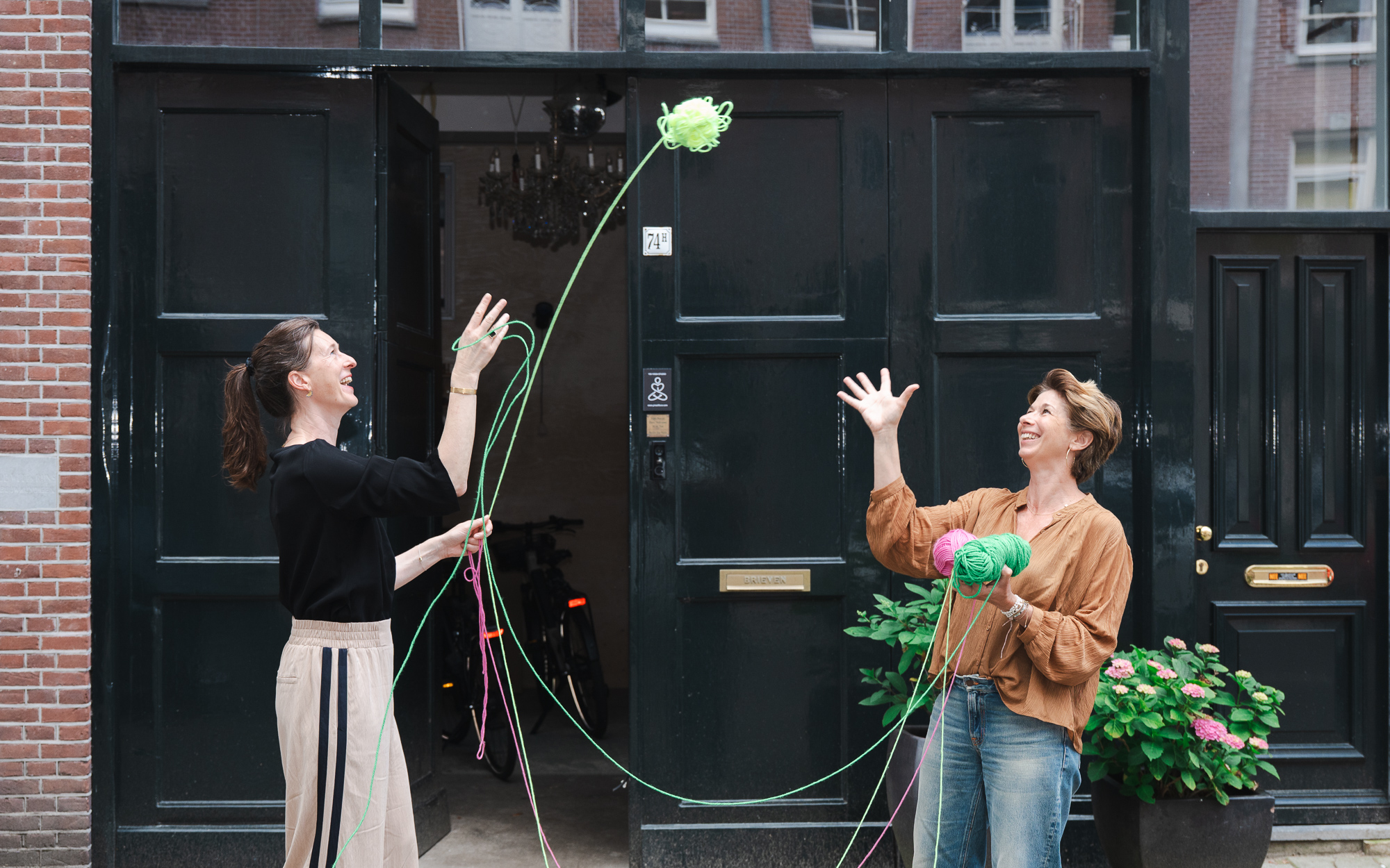 Mensen in gesprek tijdens een co-creatiesessie